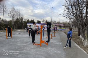 Read more about the article Аҳолининг соғлом турмуш тарзини қўллаб қувватлаш ва жисмоний фаоллигини ошириш марказида “WORKOUT” майдончаси очилди