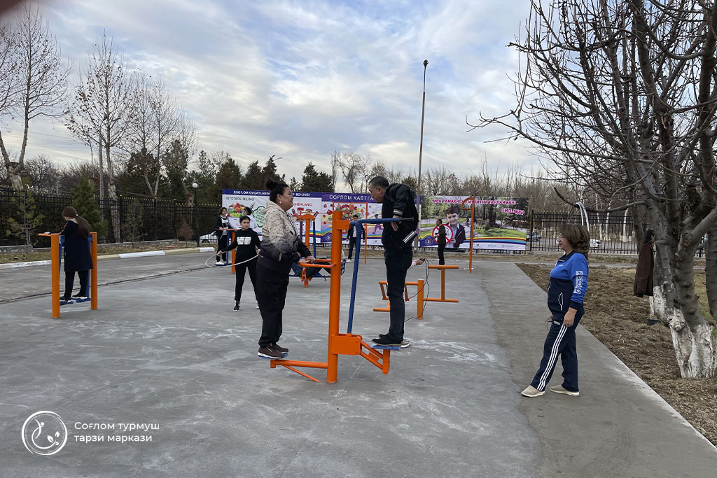 You are currently viewing Аҳолининг соғлом турмуш тарзини қўллаб қувватлаш ва жисмоний фаоллигини ошириш марказида “WORKOUT” майдончаси очилди